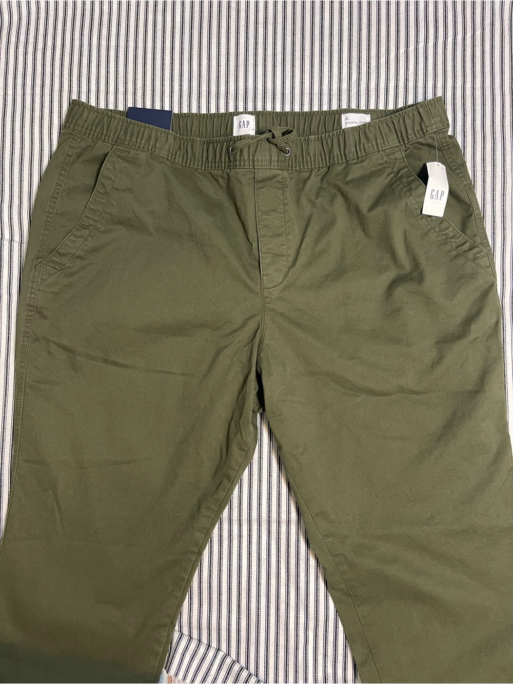 GAP Men's GapFlex Essential Joggers in Black Moss